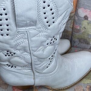Volatile Cowboy Boots Women Size 7 White w/Silver Accents NIB